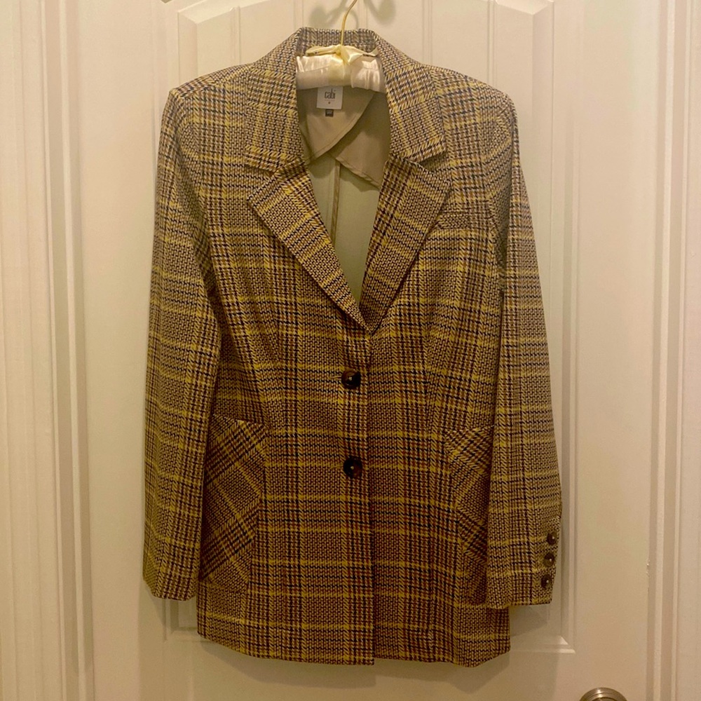 Cabi Plaid jacket in cream/brown/black with 2 buttons. 3 sleeve buttons.